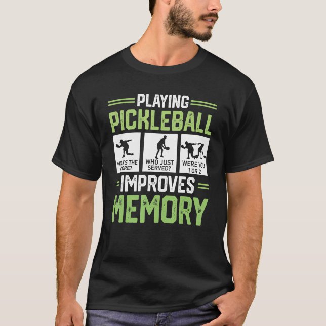 Spela upp pickleball Förbättrar minnesbollen T Shirt (Framsida)
