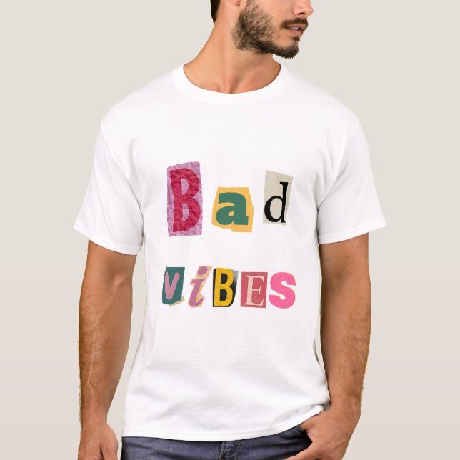 Spelande 'Bad Vibes'-bild: fetstilt typografisk ut T Shirt (Framsida)
