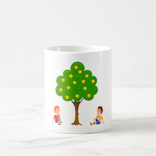 Spelande barn Sitta under Apple Träd Kaffemugg