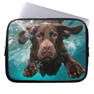 Spelande Chocolate Labrador Swimming Underwater Laptop Fodral