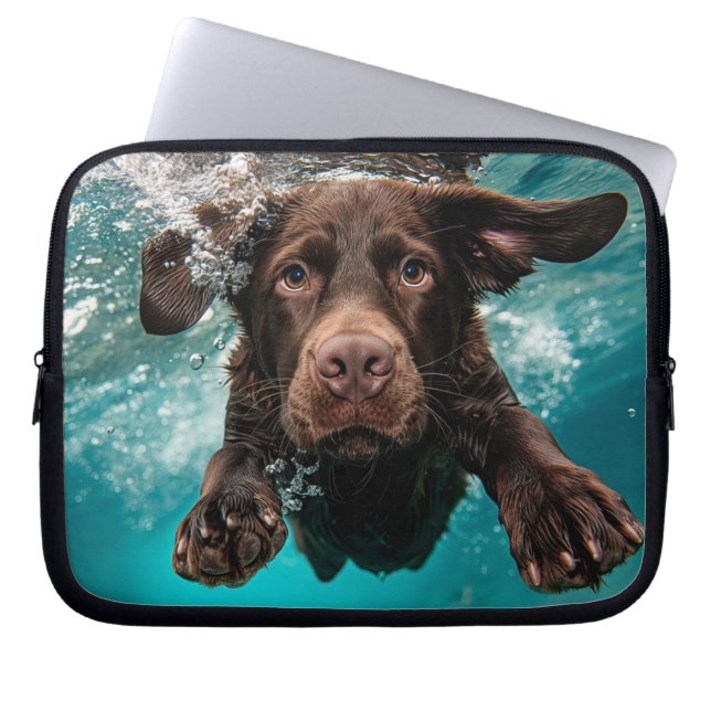 Spelande Chocolate Labrador Swimming Underwater Laptop Fodral (Framsidan)