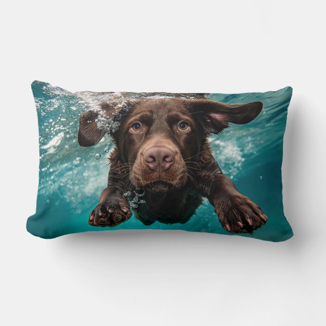 Spelande Chocolate Labrador Swimming Underwater Lumbarkudde (Framsida)