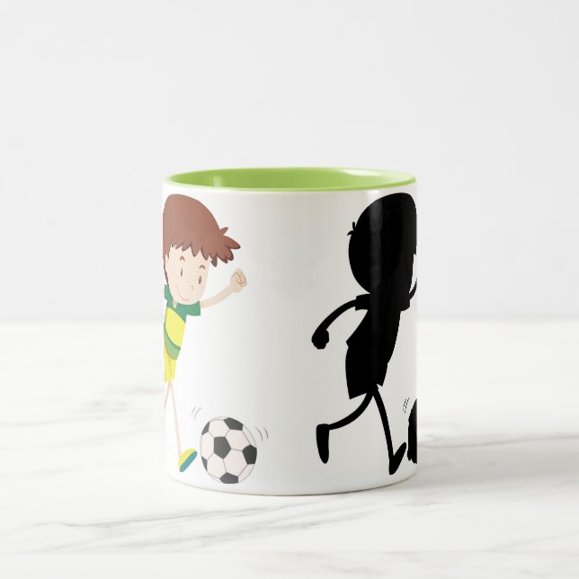 Spelande fotboll - Färg och Silhouette-kaffe Mugg (Center)