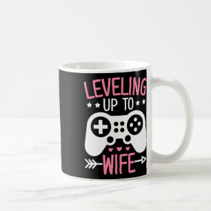Spelande fru mamma går upp till fru spelande brud kaffemugg