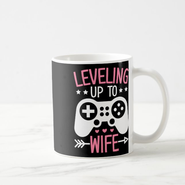 Spelande fru mamma går upp till fru spelande brud  kaffemugg (Höger)