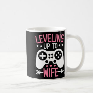Spelande fru mamma går upp till fru spelande brud  kaffemugg