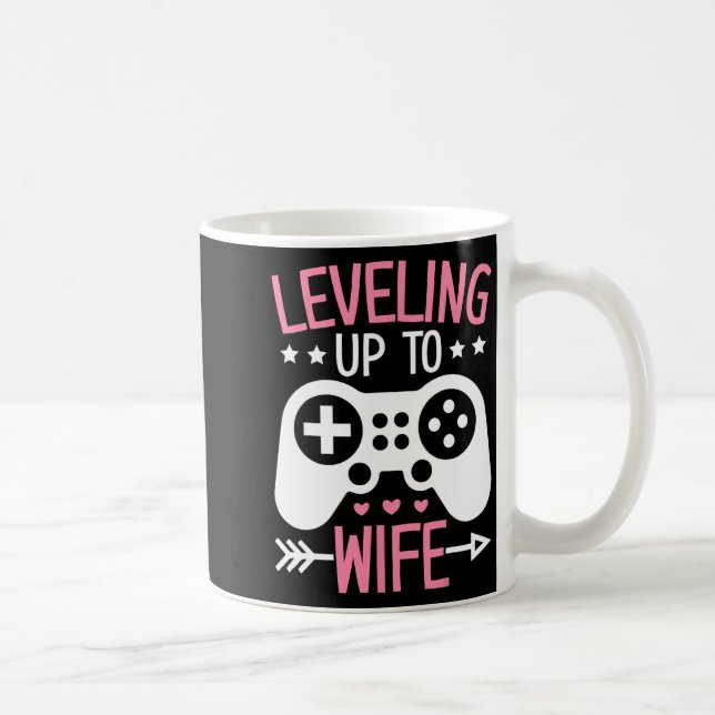 Spelande fru mamma går upp till fru spelande brud  kaffemugg (Höger)