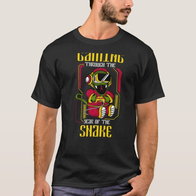 Spelande genom kinesisk nyårsnake 2025 Gamer B T Shirt (Framsida)
