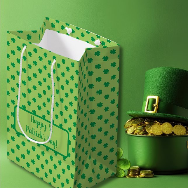 Spelande Grönt Shamrocks mönster (Playful Green Shamrocks pattern Medium Gift Bag)