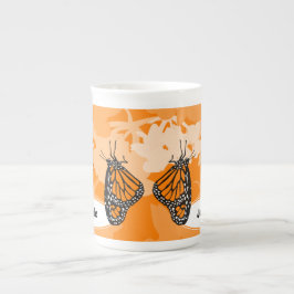 Spelande Monarch Butterfly & Namn Orange Benporslin Mugg
