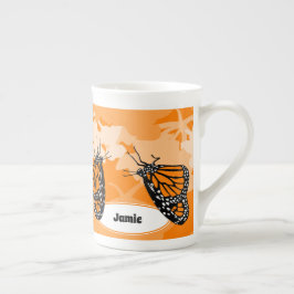 Spelande Monarch Butterfly & Namn Orange Benporslin Mugg