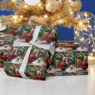 Spelande möss på röd julprydnad presentpapper