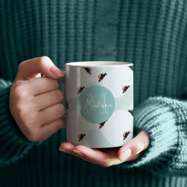 Spelande Penguins Sliding på Snö Mönster Kaffemugg (Penguins in the snow patterned coffee mug with custom monogram)