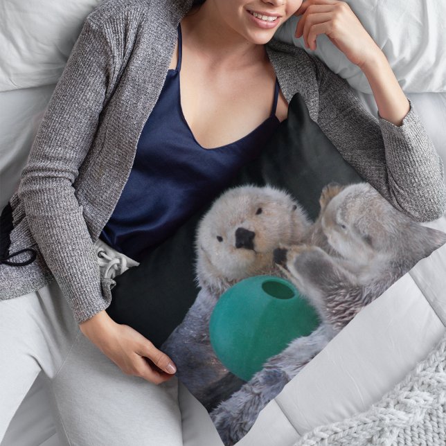 Spelande sjöottrar med foto från Boll Leksak Prydnadskudde (In Situ)