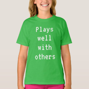 Spelar bra med andra flickors T-Shirt