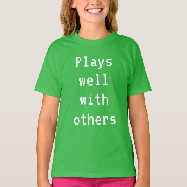 Spelar bra med andra flickors T-Shirt (Framsida)