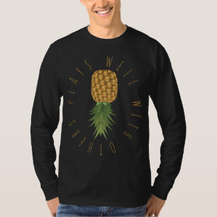 Spelar bra med andra upp och ned på ananas Hawai T Shirt