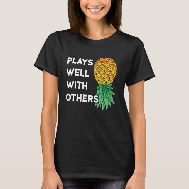 Spelar bra med andra upp och ned på ananas pol t shirt (Framsida)