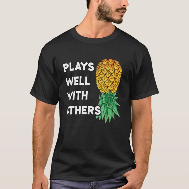 Spelar bra med andra upp och ned på ananas pol t shirt (Framsida)