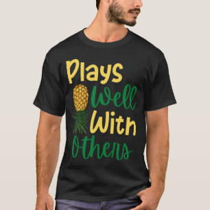 Spelar bra med andra upp och ned på ananas t shirt