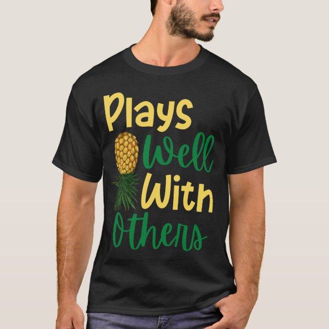 Spelar bra med andra upp och ned på ananas t shirt (Framsida)