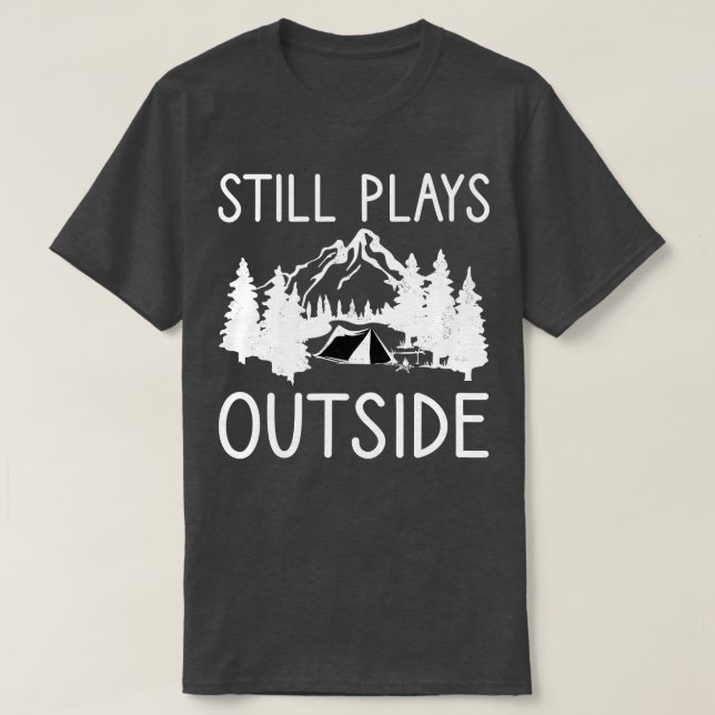 Spelar fortfarande utanför Camping and Hiking Gift T Shirt (Design framsida)