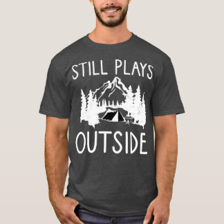 Spelar fortfarande utanför Camping and Hiking Gift T Shirt
