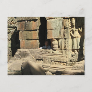 Spelar i ruinerna.. Ta Prohm, Kambodja Vykort