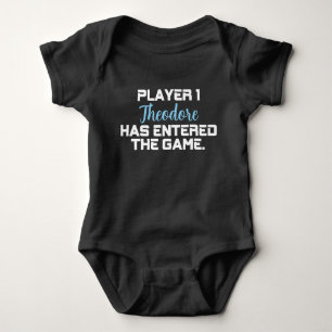 Spelare 1 har angett Introductio som namn på det n T Shirt