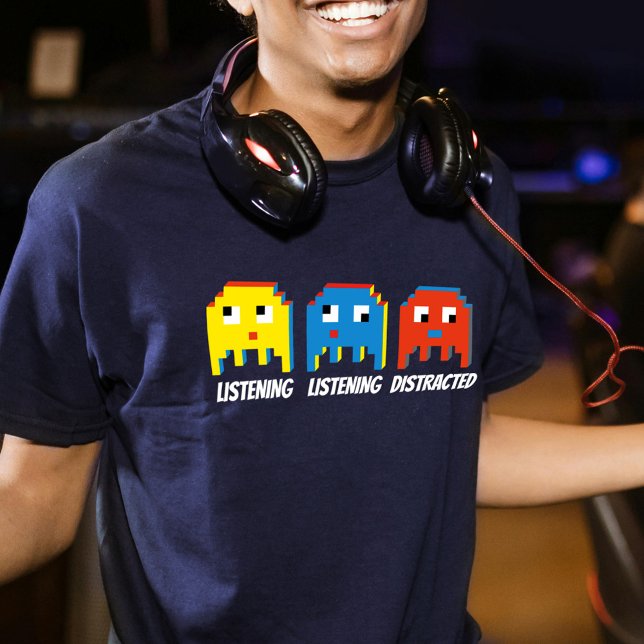 Spelare som lyssnar distraherade manar t-shirt (Skapare uppladdad)