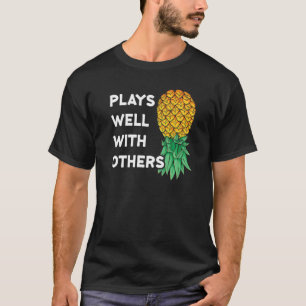 Spelas bra med andra upp och ned med ananas poly t shirt