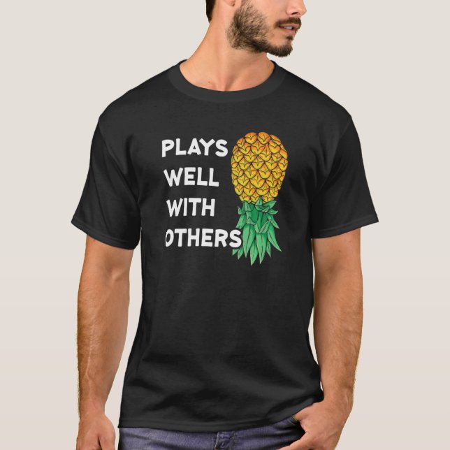 Spelas bra med andra upp och ned med ananas poly t shirt (Framsida)