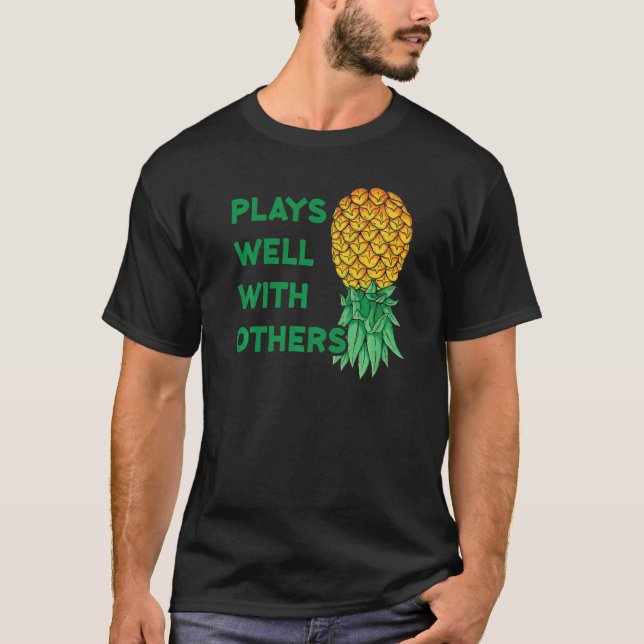Spelas bra med andra upp och ned med ananas poly t shirt (Framsida)