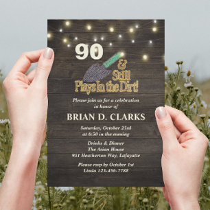 Spelas fortfarande i Dirt Rustic  90:e Birthday Inbjudningar