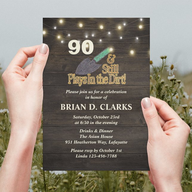 Spelas fortfarande i Dirt Rustic  90:e Birthday Inbjudningar (Skapare uppladdad)
