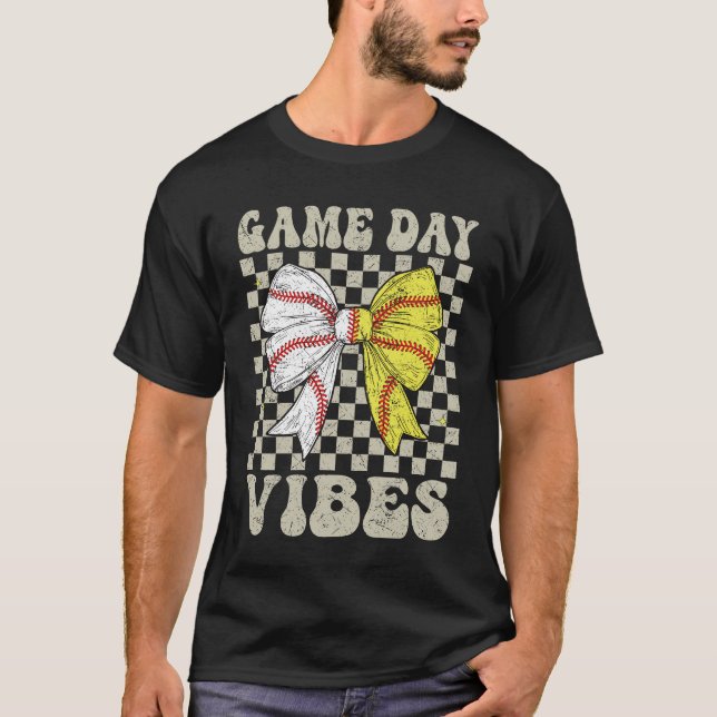 Speldagen Vibes Coquette Bow Softball Mamma Softba T Shirt (Framsida)