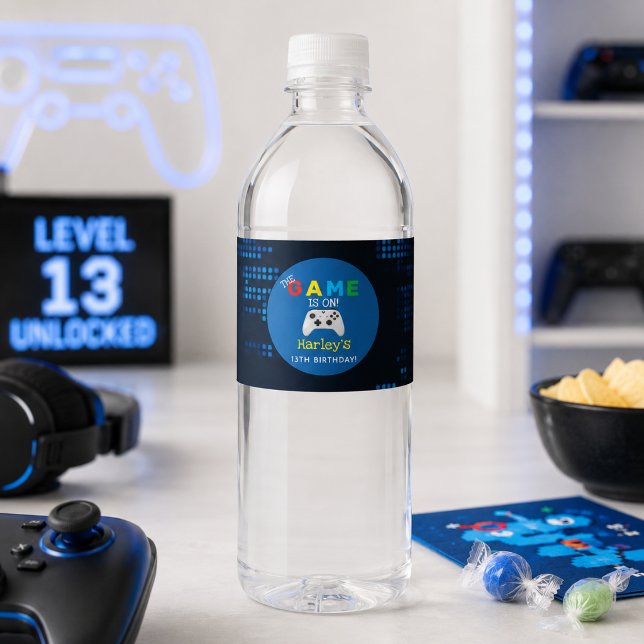 Spelet är igång! Anpassad fotovideo Game Födelseda Vattenflaskor Etikett (The Game Is On! Custom Photo Video Game Birthday Water Bottle Label)