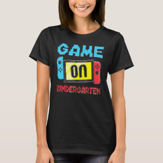 Spelet är igång förskola spelande gamer tillbaka t shirt