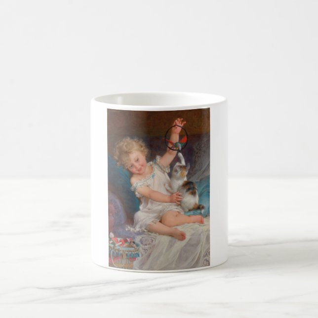 Speltid: Flickan spelar med sin Pet Kitten Kaffemugg (Center)