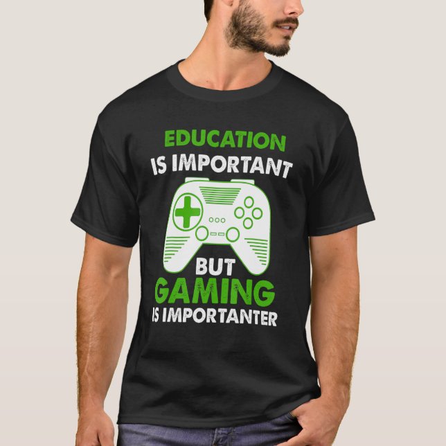 Spelutbildning är viktigt, men spel är viktigt t shirt (Framsida)