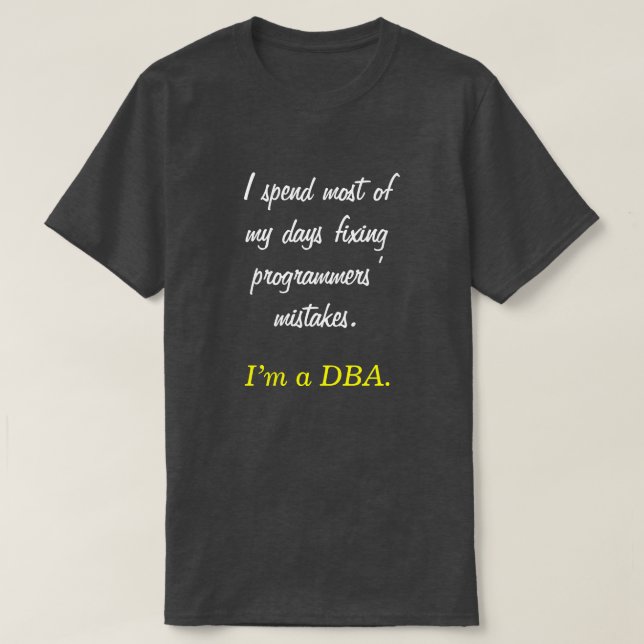 "Spenderar jag mest av min dagar som fixar… Tee Shirt (Design framsida)