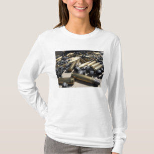 Spenderat mässings och desintegrerat anknyter t shirt