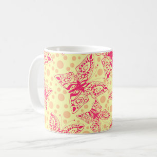 spets röda fjärilar på gul prickig kaffemugg