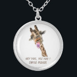 Spetsar i Giraffe Necklace Smile - Anpassningsbar  Silverpläterat Halsband<br><div class="desc">Lustigt Necklaces med Tecknaden Giraffe Tunga Out och Playful Wink Teckning Smile Text Necklace - Anpassade - eller Select / Add Your Unique Text / Font / Färg - make Your Speciell Necklace Gift - Ändra storlek och flytta eller ta bort och lägg till inslag/bild med anpassning verktyg! - Teckning...</div>