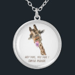 Spetsar i Giraffe Necklace Smile - Anpassningsbar  Silverpläterat Halsband<br><div class="desc">Lustigt Necklaces med Tecknaden Giraffe Tunga Out och Playful Wink Teckning Smile Text Necklace - Anpassade - eller Select / Add Your Unique Text / Font / Färg - make Your Speciell Necklace Gift - Ändra storlek och flytta eller ta bort och lägg till inslag/bild med anpassning verktyg! - Teckning...</div>