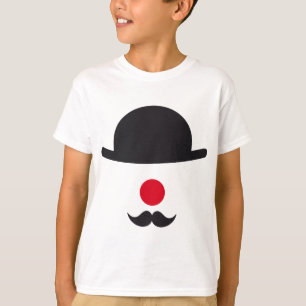 spexa ansikte med hatten, den röda näsan och tee shirt