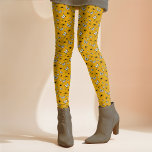 Spider Butterflies Whimsical Halloween Cottagecore Leggings<br><div class="desc">Den här roligten Cottagecore Halloween-designen användor ett slumpmässigt mönster av vackra svarta och vita fjärilar på en guldfallbakgrund för gulten som kan anpassas. Den här roligten är en komplimang för den här perfektens läskiktande och söta, och den kan paras med vilken topp som helst under höns- och spetssäsongen! Blanda och...</div>