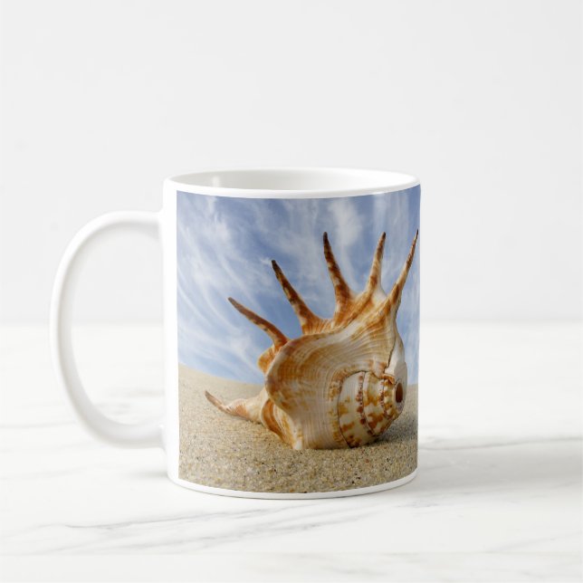 Spider Conch Snäcka på Sandy Beach Kaffemugg (Vänster)