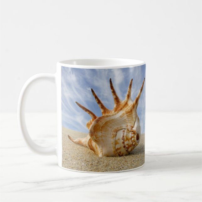Spider Conch Snäcka på Sandy Beach Mugg (Vänster)