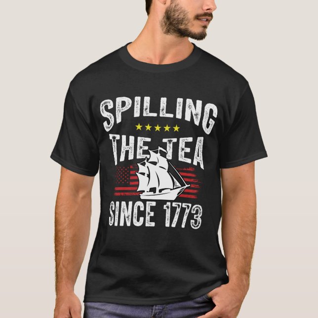 Spilla På Teet Sedan 1773 4:e Juli T-Shirt (Framsida)
